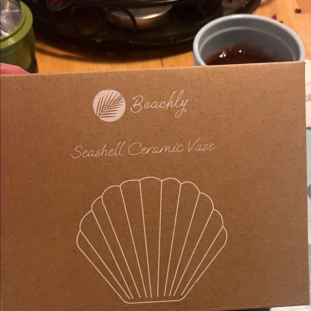 Seashell Ceramic Vase - Elegant Cream